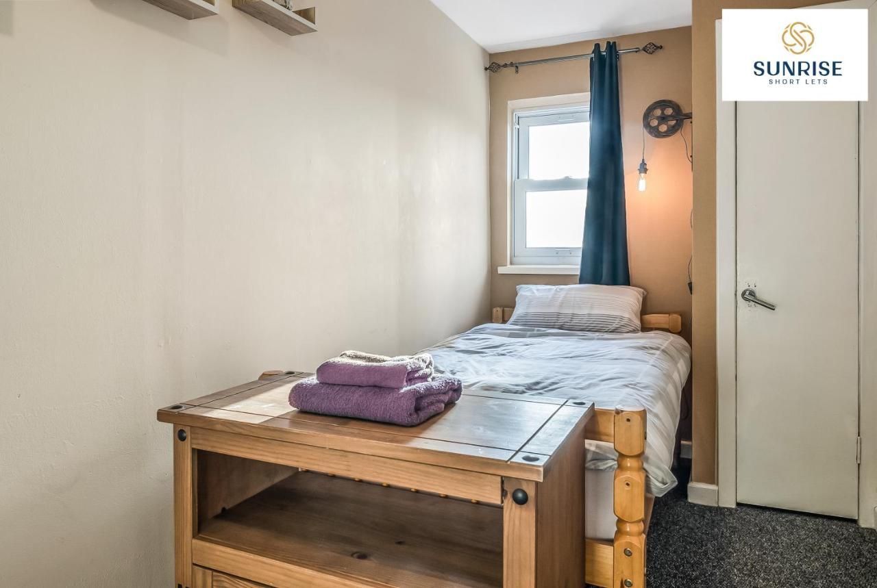 The Law, Has 4 Rooms With Tvs, 2 Bathrooms, Central, Free Parking, Fully Equipped, Contractor And Trades Favourite, 5 Mins To Centre - Long Stays, Invoice And Reduced Price Are Only Via Sunrise Short Lets Dundee Exterior photo