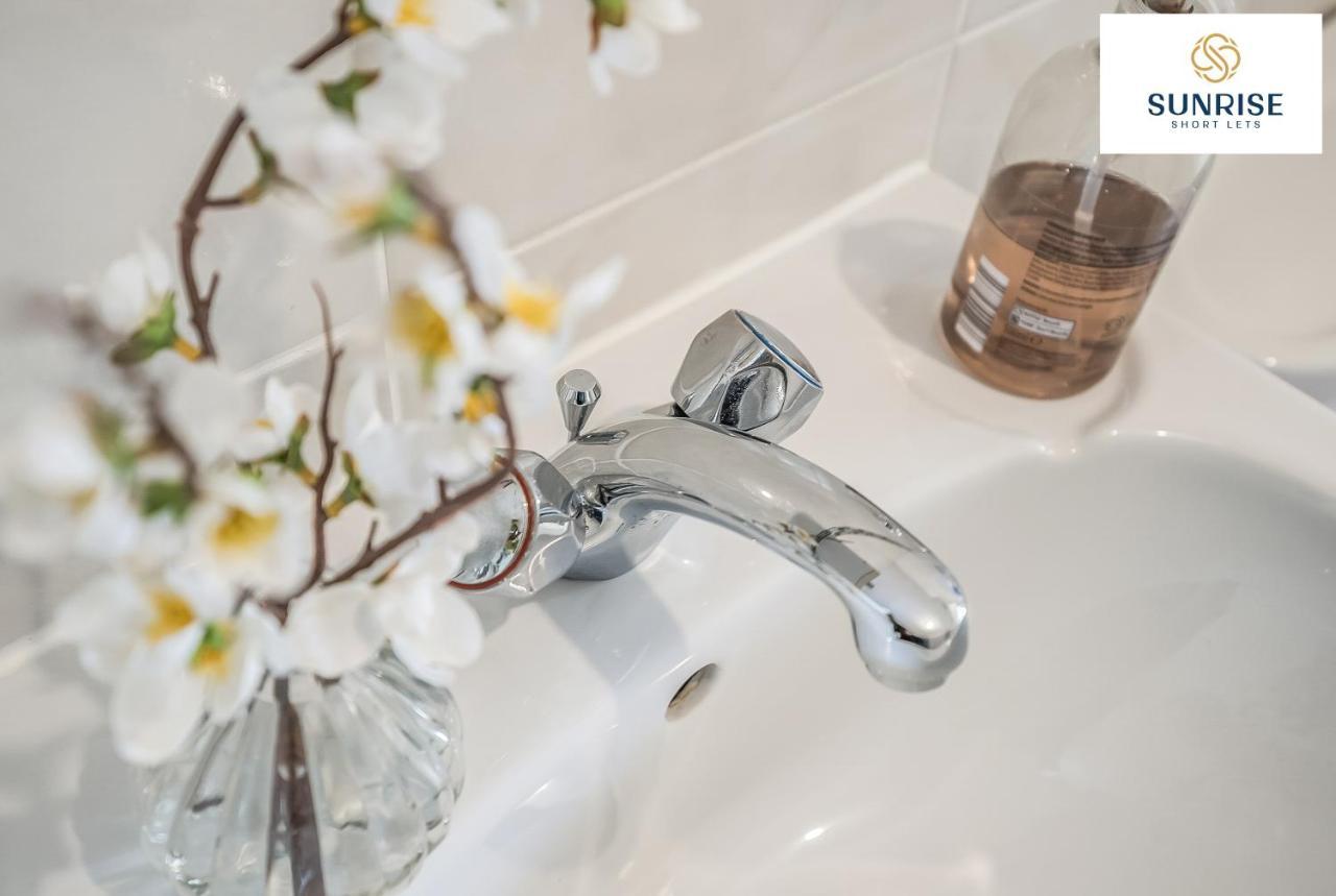The Law, Has 4 Rooms With Tvs, 2 Bathrooms, Central, Free Parking, Fully Equipped, Contractor And Trades Favourite, 5 Mins To Centre - Long Stays, Invoice And Reduced Price Are Only Via Sunrise Short Lets Dundee Exterior photo