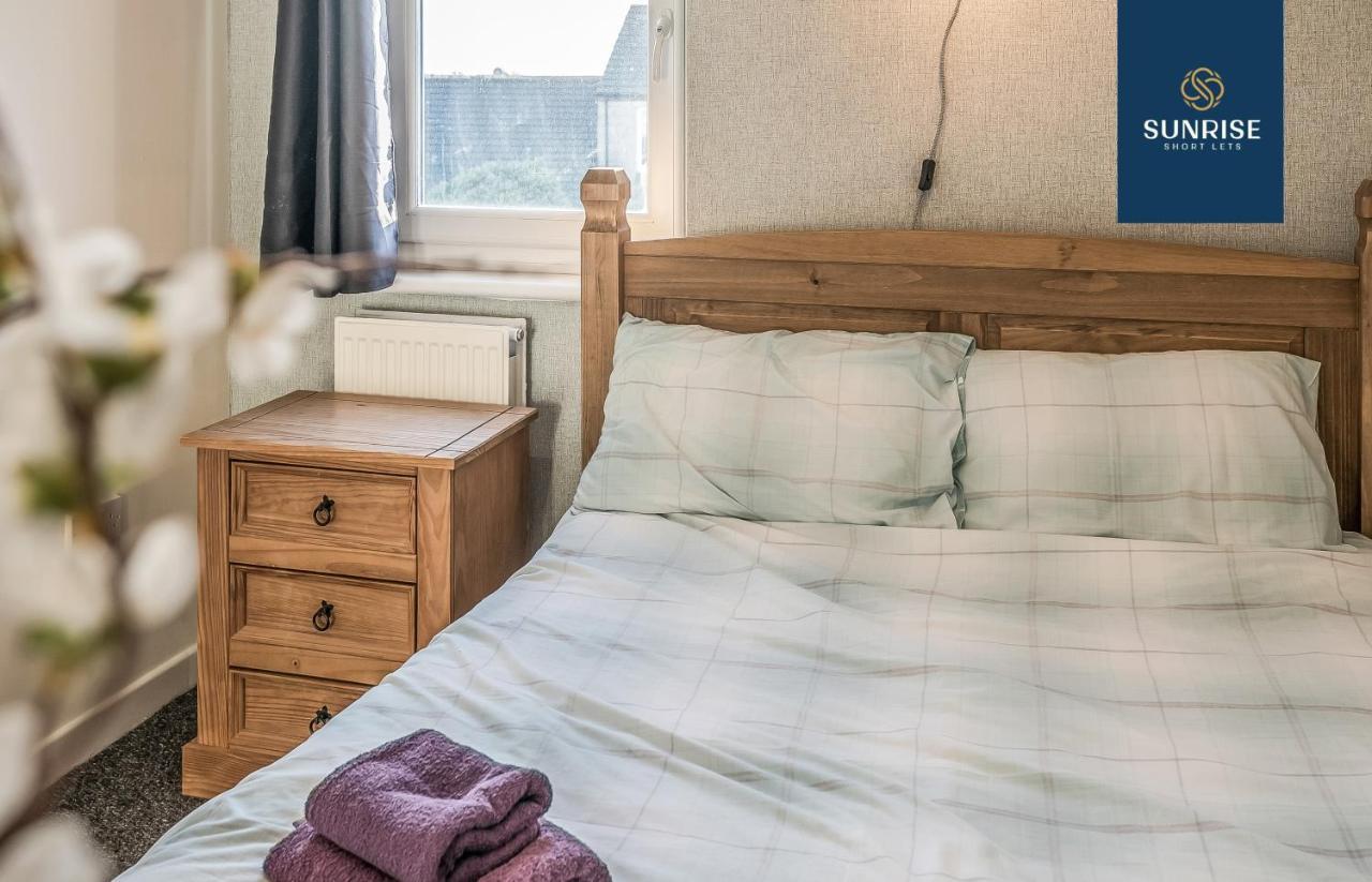 The Law, Has 4 Rooms With Tvs, 2 Bathrooms, Central, Free Parking, Fully Equipped, Contractor And Trades Favourite, 5 Mins To Centre - Long Stays, Invoice And Reduced Price Are Only Via Sunrise Short Lets Dundee Exterior photo